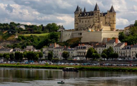 Magia cetății regale Chinon în artă Magia cetății regale Chinon în artă