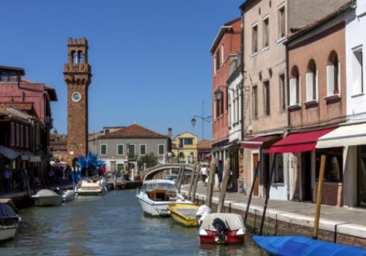 Delicii locale: Experiențe culinare în mijlocul peisajului colorat al Burano. Delicii locale: Experiențe culinare în mijlocul peisajului colorat al Burano.
