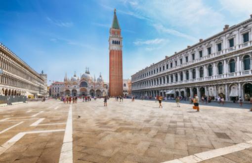 Veneția pe timp de noapte: Un ghid romantic pentru plimbările cu gondola după lăsarea întunericului. Veneția pe timp de noapte: Un ghid romantic pentru plimbările cu gondola după lăsarea întunericului.