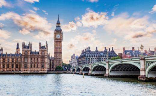 Explorând cafenelele și localurile de noapte din Londra. Explorând cafenelele și localurile de noapte din Londra.